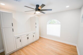 5445 16th St N, Saint Petersburg, FL à louer Photo intérieure– Image 1 sur 4