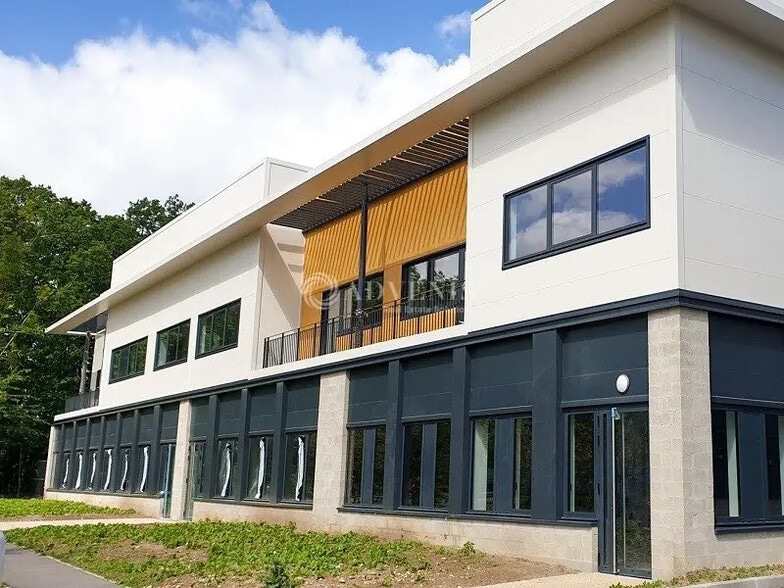 Local d’activités dans Neuville-sur-Oise à louer - Photo de l’immeuble – Image 1 sur 6