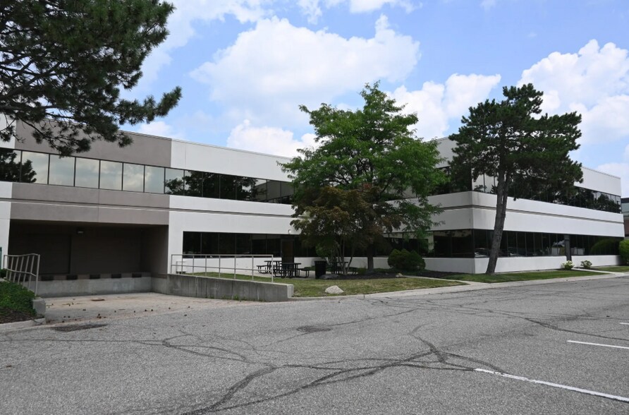 35055 W 12 Mile Rd, Farmington Hills, MI à louer - Photo de l’immeuble – Image 3 sur 5