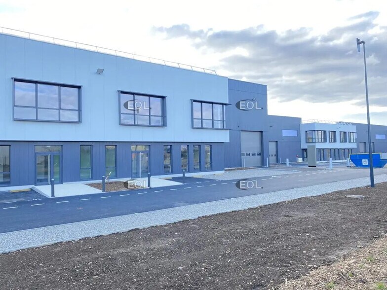 Local d’activités dans Saint-Priest à louer - Photo de l’immeuble – Image 3 sur 7