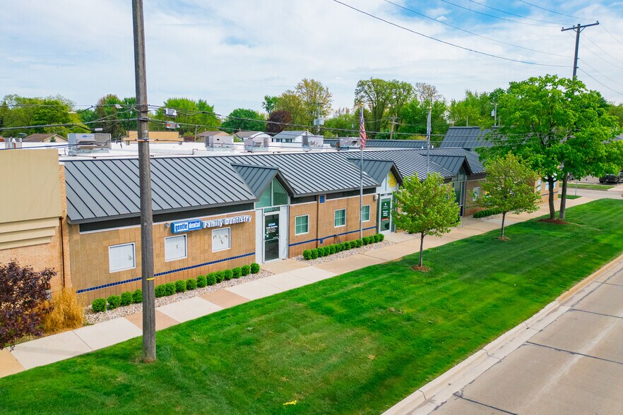 26210 Harper Ave, Saint Clair Shores, MI à vendre - Photo de l’immeuble – Image 3 sur 13