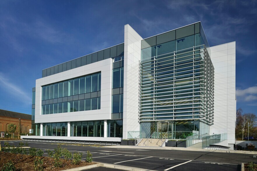 5 Chertsey Ln, Staines à louer - Photo de l’immeuble – Image 1 sur 13