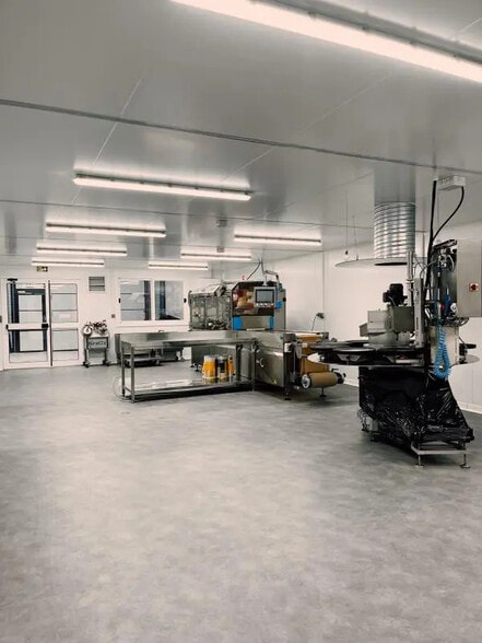 Local d'activités dans Chanteloup-les-Vignes à vendre - Photo de l’immeuble – Image 1 sur 9