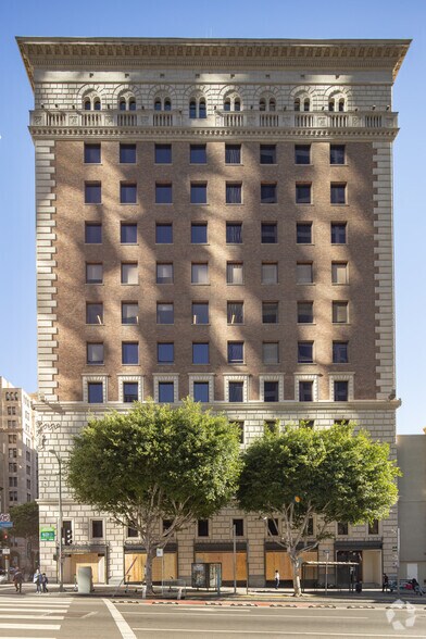 818 W 7th St, Los Angeles, CA à louer - Photo de l’immeuble – Image 3 sur 16