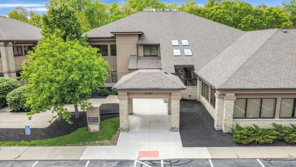 8080 Ravines Edge Ct, Columbus, OH à louer - Photo de l’immeuble – Image 2 sur 9