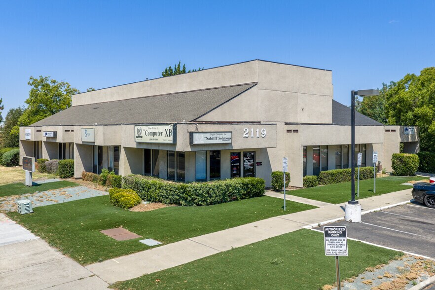 2111 W March Ln, Stockton, CA à louer - Photo de l’immeuble – Image 1 sur 12