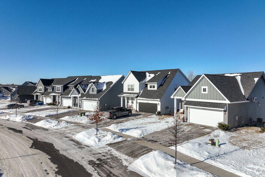 7343 Walnut Grove Ln N, Maple Grove, MN à vendre - Photo de l’immeuble – Image 3 sur 5