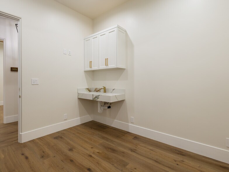 1427 W 8th St, San Pedro, CA à louer - Photo intérieure – Image 2 sur 39