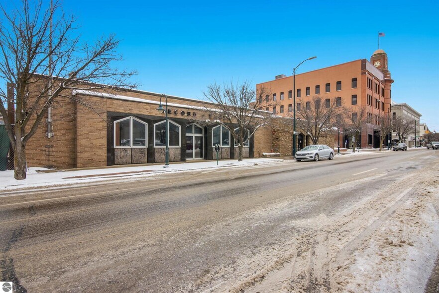 116 W Front St, Traverse City, MI à vendre - Photo principale – Image 1 sur 10