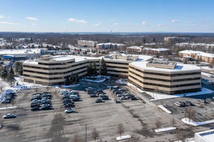 24950-25000 Country Club Blvd, North Olmsted, OH à vendre - Photo de l’immeuble – Image 2 sur 18