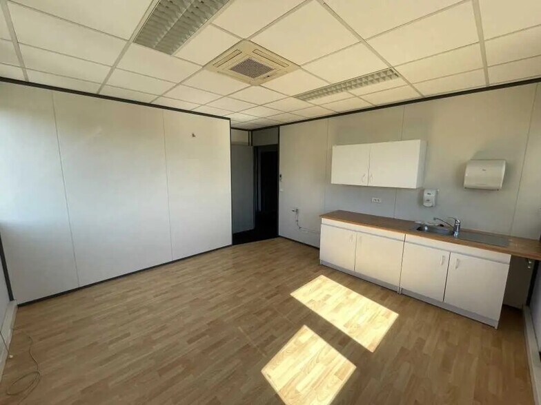 Bureau dans Compiègne à louer - Photo de l’immeuble – Image 3 sur 4