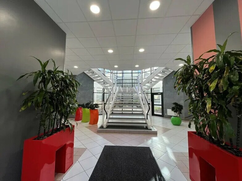 Bureau dans Guyancourt à louer - Hall d’entrée – Image 2 sur 3