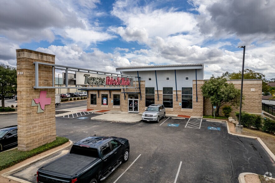 958 N Interstate 35, New Braunfels, TX à louer - Photo de l’immeuble – Image 1 sur 7