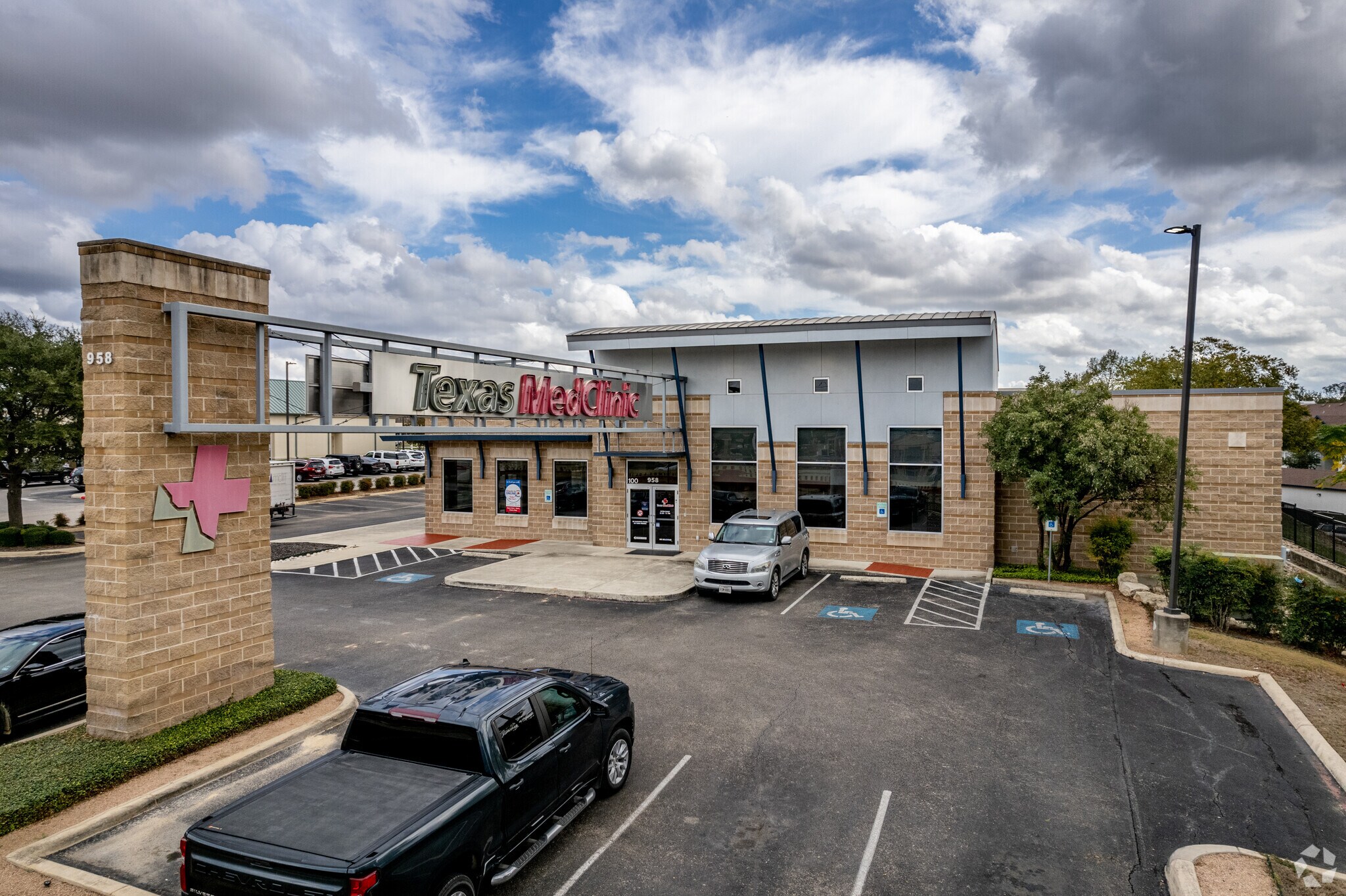 958 N Interstate 35, New Braunfels, TX à louer Photo de l’immeuble– Image 1 sur 8