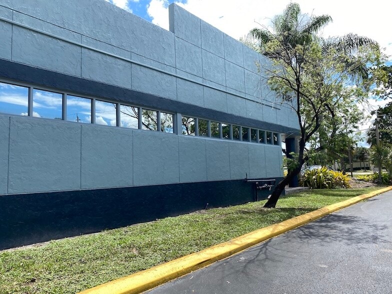 7351 W Oakland Park Blvd, Fort Lauderdale, FL à louer - Photo de l’immeuble – Image 3 sur 34
