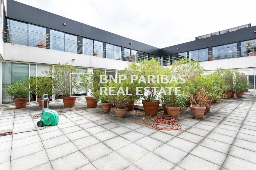 Bureau dans Saint-Denis à vendre - Photo de l’immeuble – Image 3 sur 11
