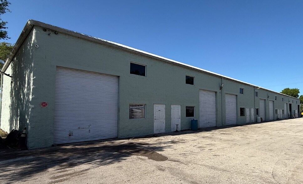 1337 SW South Macedo Blvd, Port Saint Lucie, FL à louer - Photo de l’immeuble – Image 2 sur 5