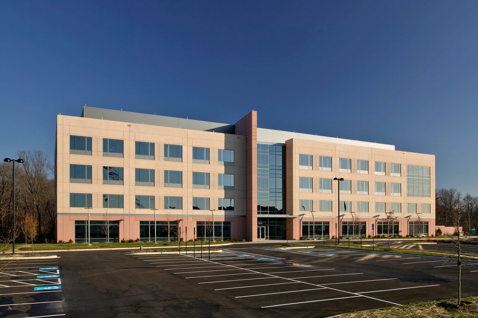 5825 University Research Ct, College Park, MD à louer Photo principale– Image 1 sur 6