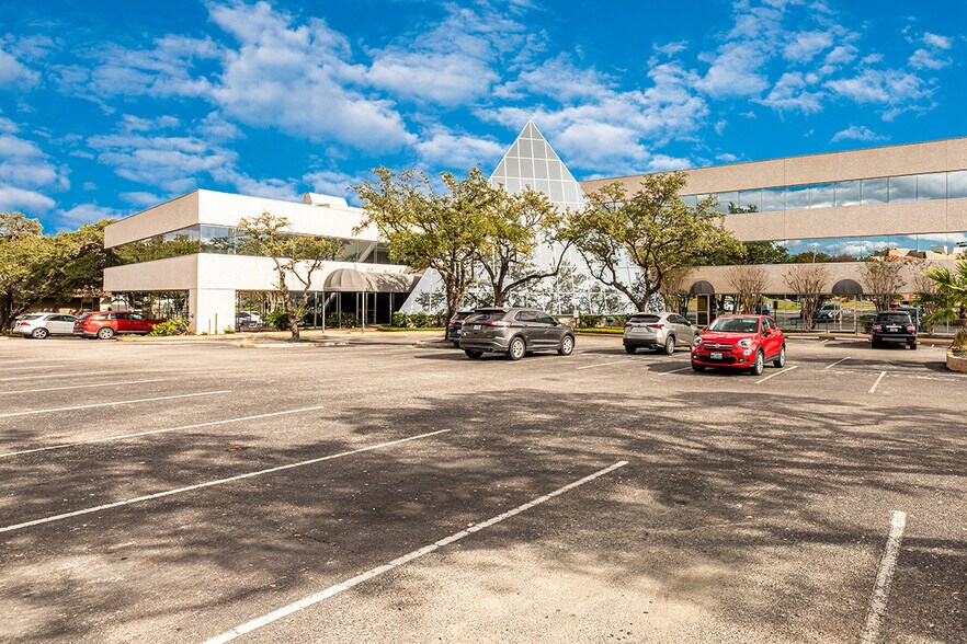 7434 Louis Pasteur Dr, San Antonio, TX à louer - Photo de l’immeuble – Image 2 sur 17