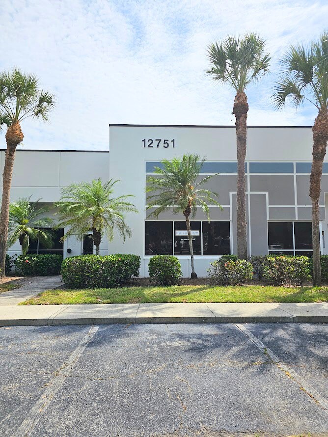 12751 Westlinks Dr, Fort Myers, FL à louer Photo de l’immeuble– Image 1 sur 8