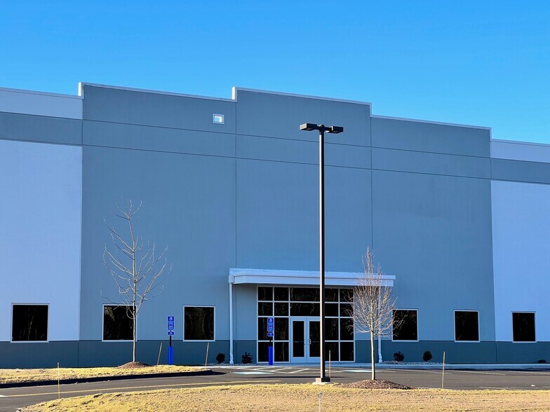 110 Tradeport Dr, Windsor, CT à louer - Photo de l’immeuble – Image 2 sur 9