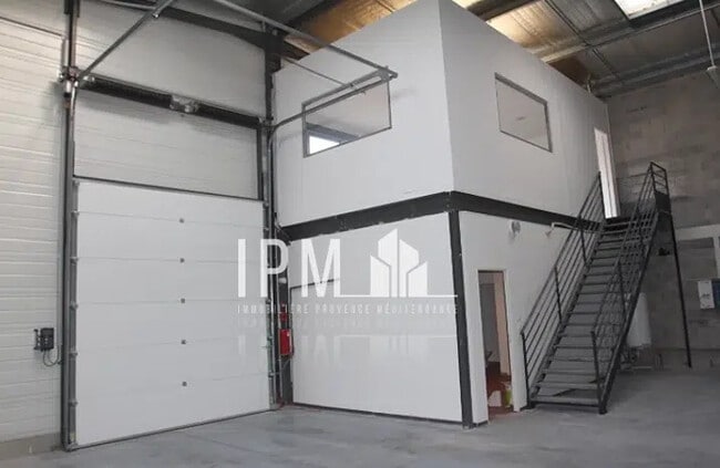 Plus de détails pour Local d'activités à louer