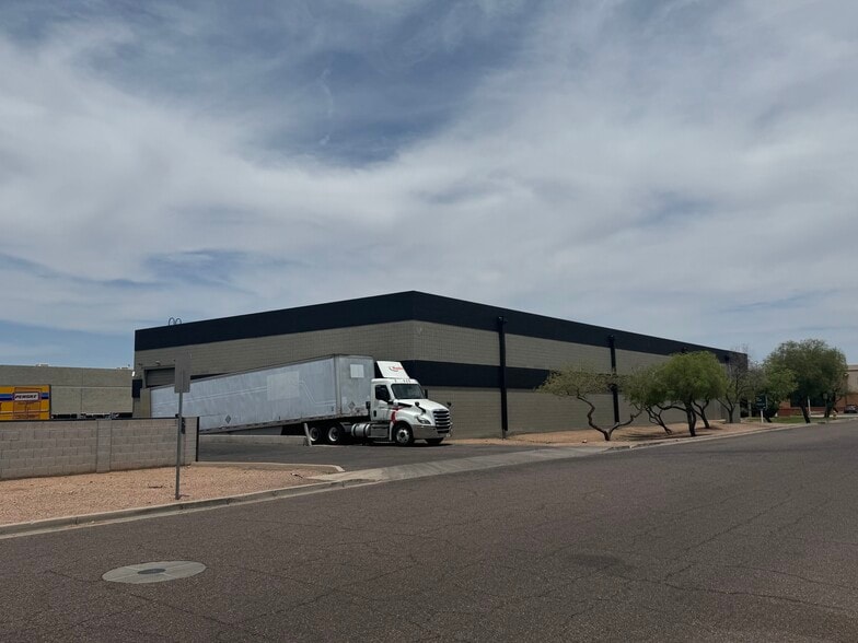 5250 S 31st Pl, Phoenix, AZ à louer - Photo de l’immeuble – Image 3 sur 5