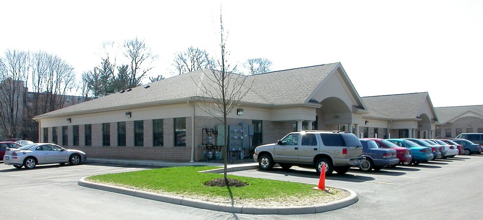 470 White Pond Dr, Akron, OH à louer - Photo de l’immeuble – Image 2 sur 5