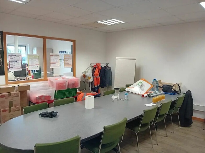 Local d’activités dans Châtenoy-le-Royal à louer - Photo de l’immeuble – Image 3 sur 4