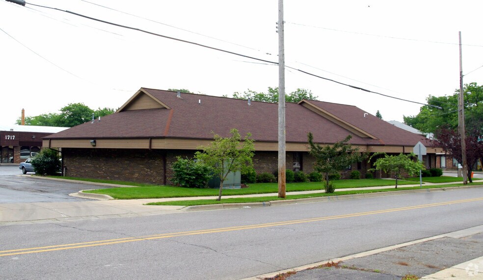 1703 E Michigan Ave, Lansing, MI à vendre - Photo principale – Image 1 sur 2
