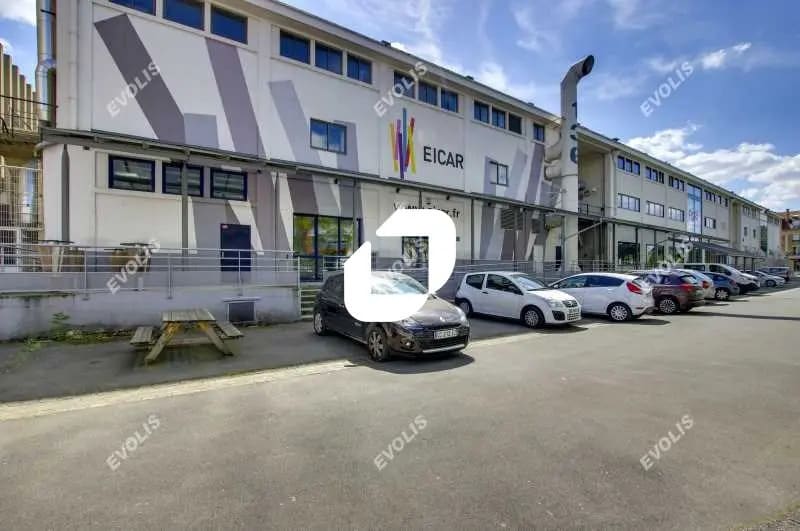 Bureau dans Saint-Denis à louer - Photo de l’immeuble – Image 3 sur 10