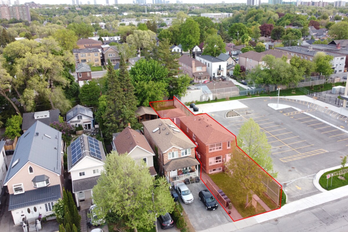 11 Dennis Av, Toronto, ON à vendre Aérien– Image 1 sur 9