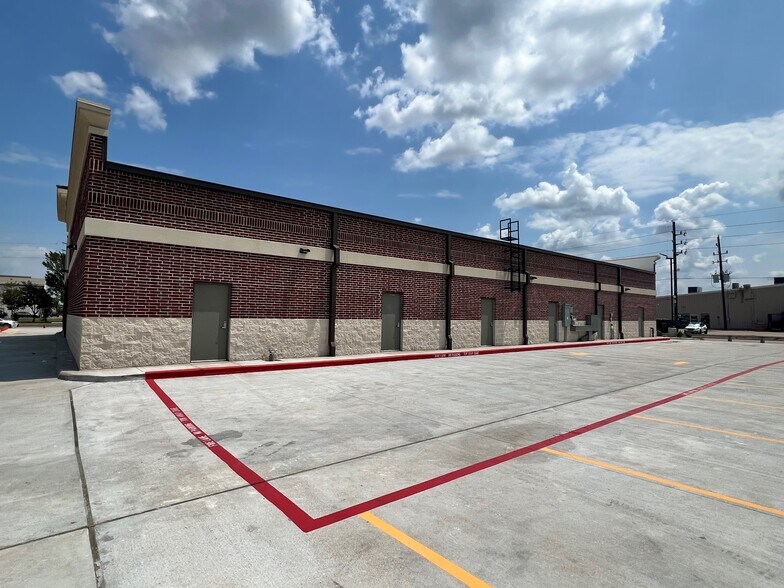 1111 Katy Fort Bend Rd, Katy, TX à louer - Photo de l’immeuble – Image 3 sur 4
