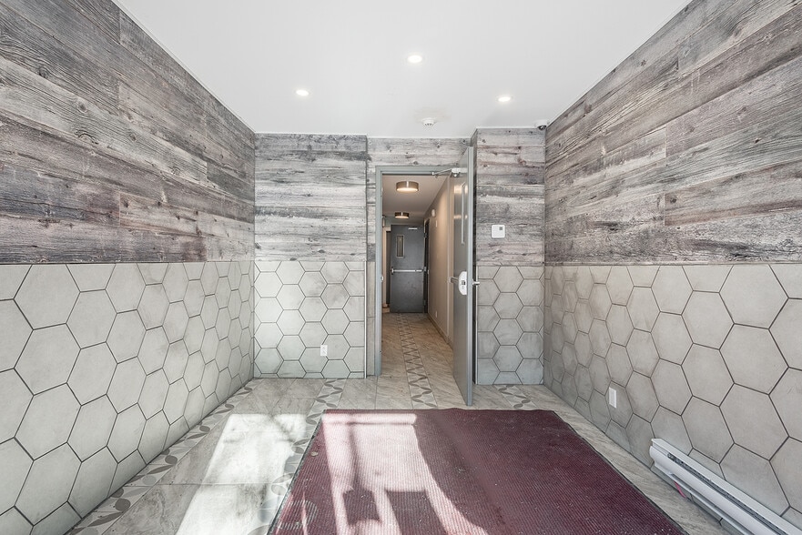 1085 St Berri, Montréal, QC à vendre - Hall d’entrée – Image 2 sur 5