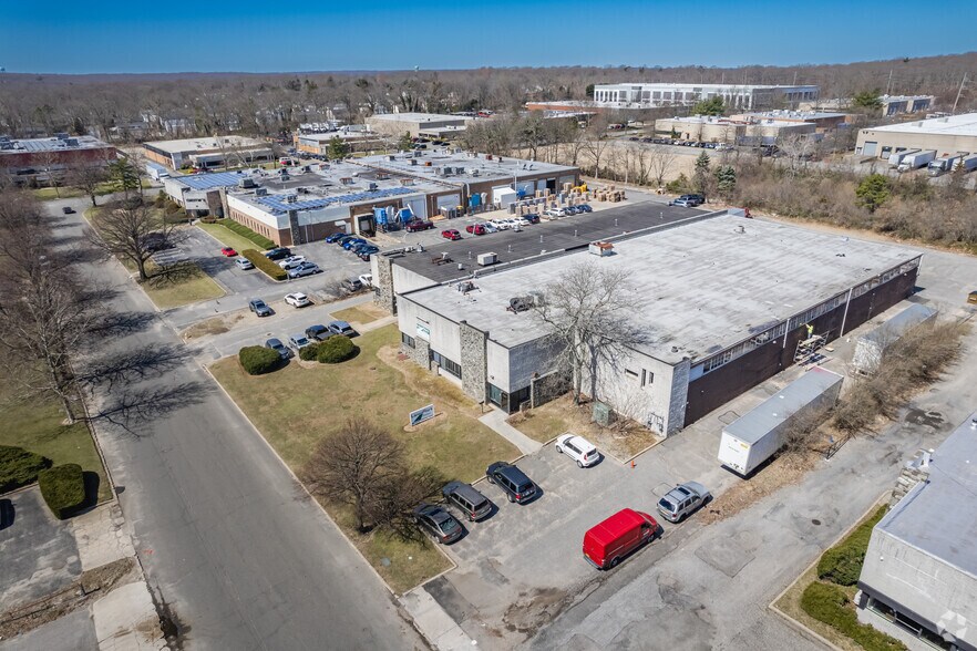 81 Modular Ave, Commack, NY à louer - Aérien – Image 2 sur 5