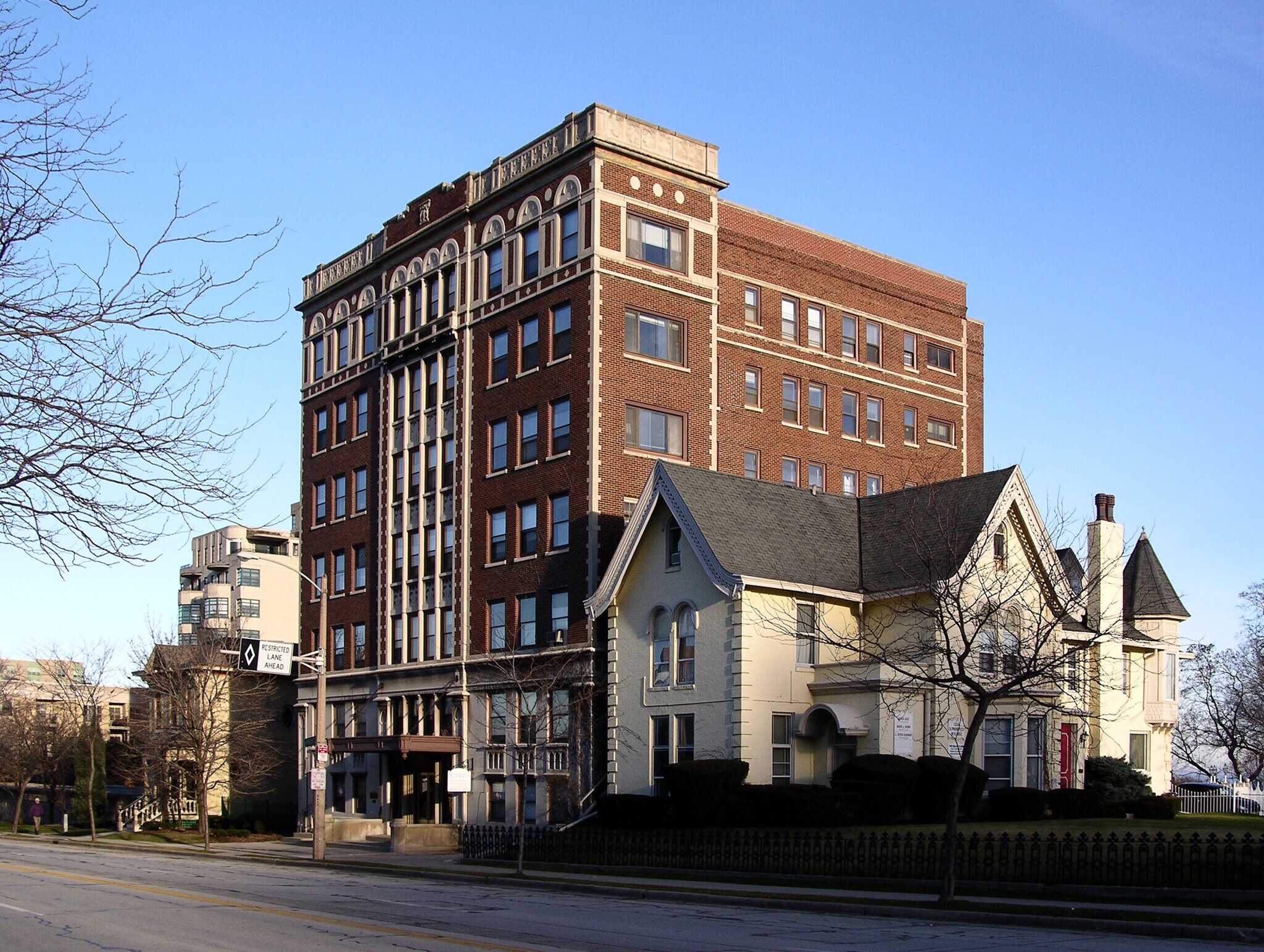 1224 N Prospect Ave, Milwaukee, WI à louer Photo principale– Image 1 sur 3
