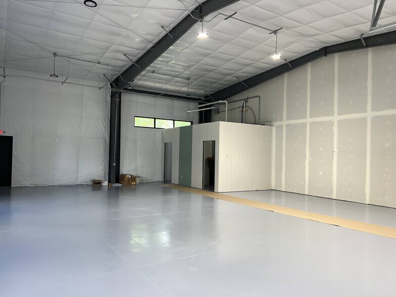 574 Hudson River Rd, Waterford, NY à louer - Photo de l’immeuble – Image 3 sur 5