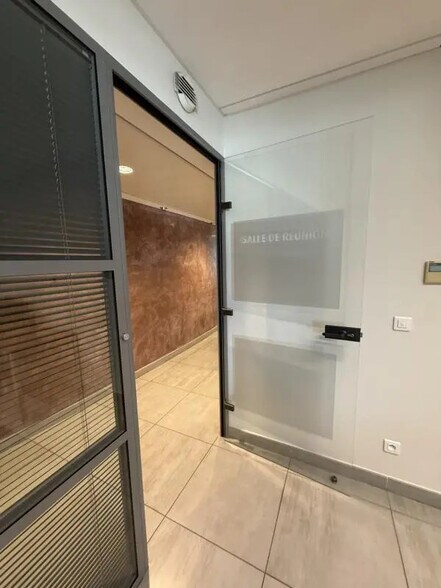 Bureau dans Fréjus à louer - Photo de l’immeuble – Image 2 sur 5