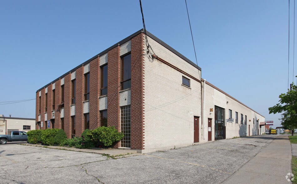 46 Lepage Crt, Toronto, ON à louer - Photo de l’immeuble – Image 2 sur 2