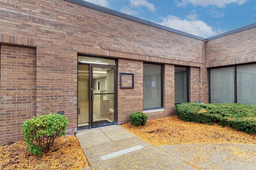 4260 Westbrook Dr, Aurora, IL à louer - Photo de l’immeuble – Image 1 sur 1