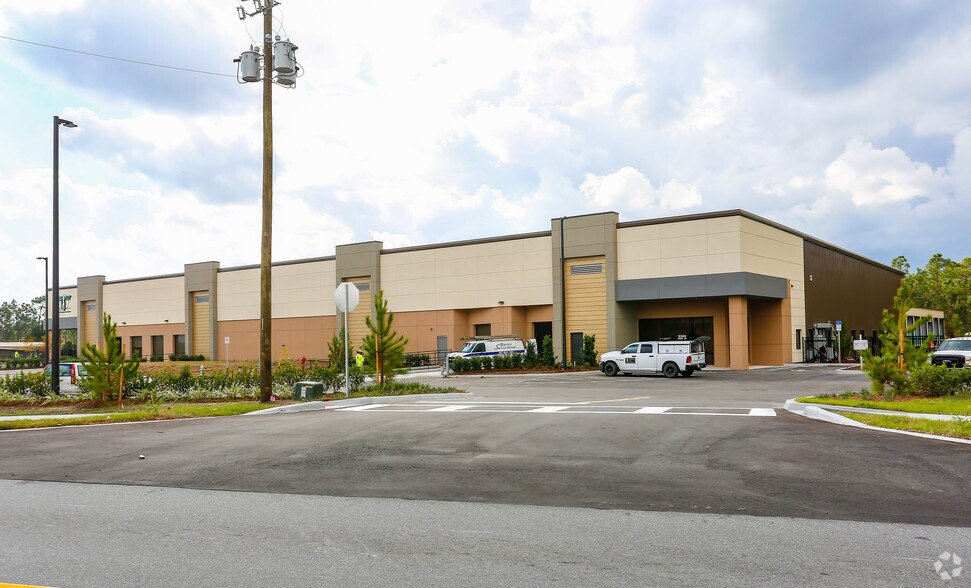 5340 Young Pine Rd, Orlando, FL à louer - Photo de l’immeuble – Image 3 sur 11