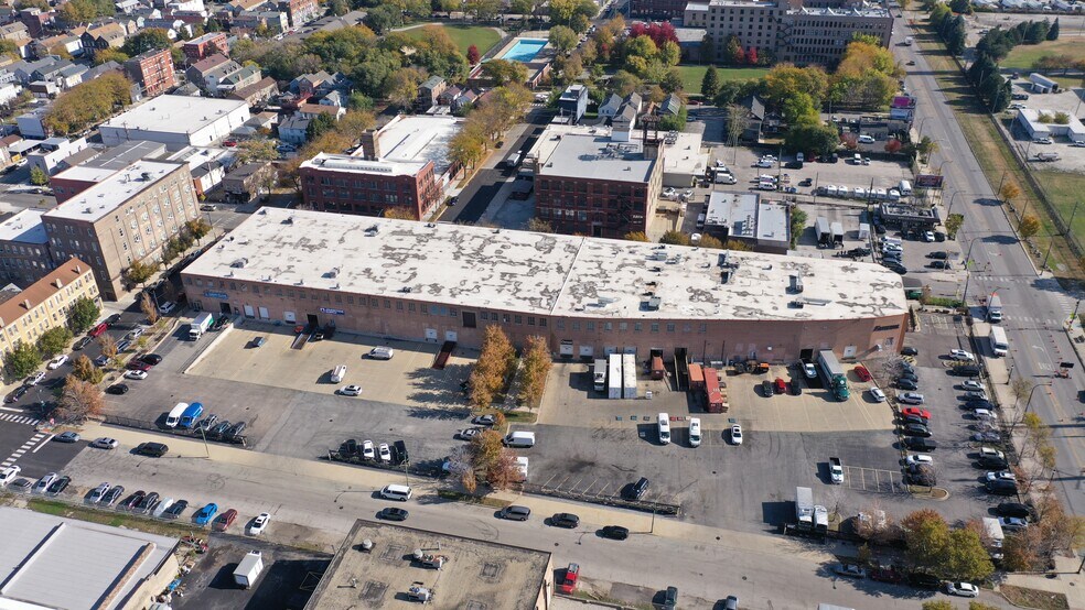 1200 W Cermak Rd, Chicago, IL à louer - Photo de l’immeuble – Image 2 sur 3