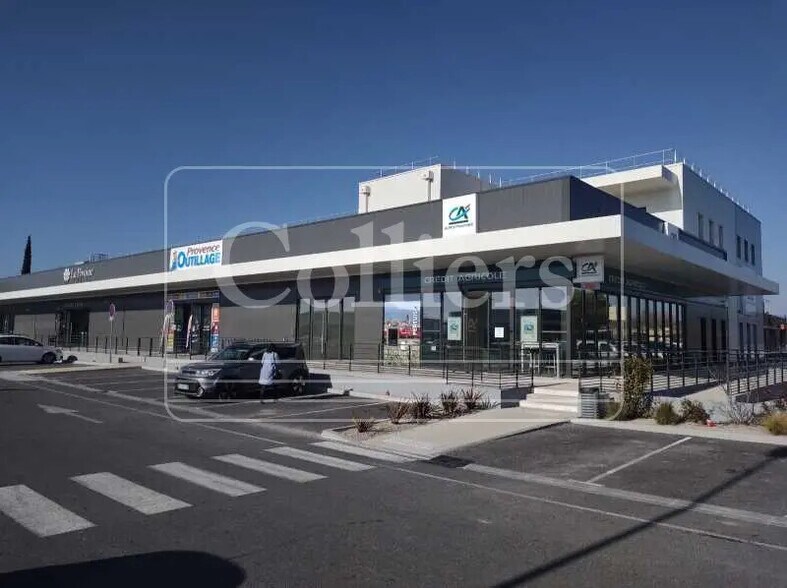828 Route D'Aix, Pertuis à louer - Photo de l’immeuble – Image 2 sur 8