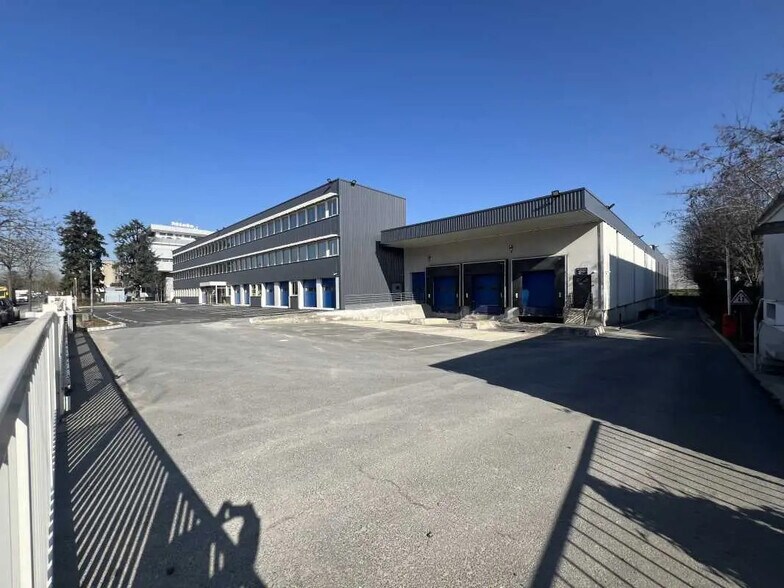 11 Avenue Albert Einstein, Le Blanc-Mesnil à louer - Photo de l’immeuble – Image 3 sur 25