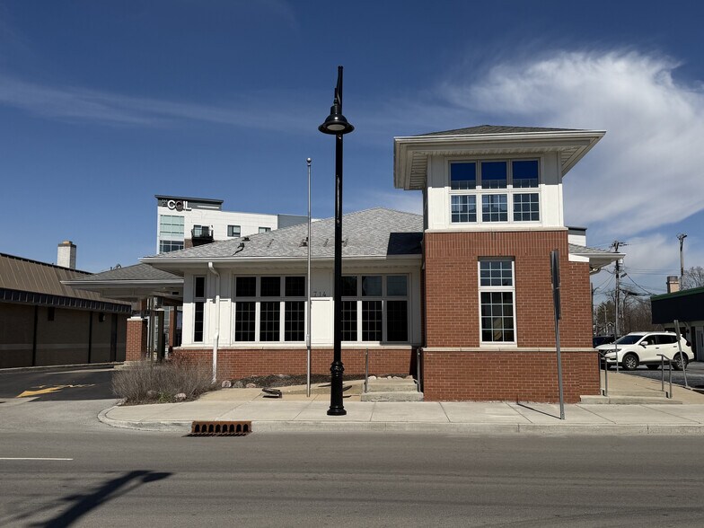 714 Broad Ripple Ave, Indianapolis, IN à louer - Photo de l’immeuble – Image 2 sur 6
