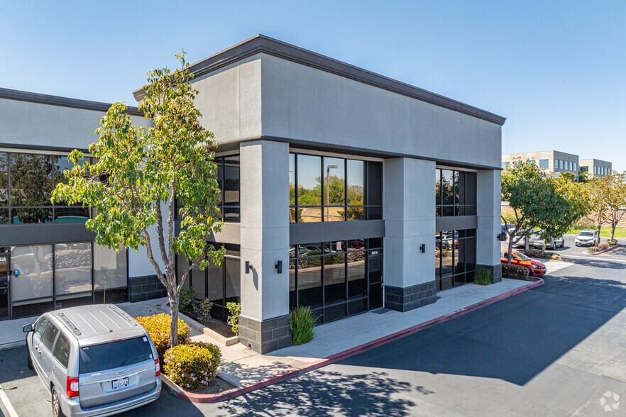 340 Rancheros Dr, San Marcos, CA à vendre - Photo de l’immeuble – Image 2 sur 10