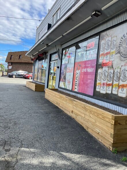 545 Mola Blvd, Elmwood Park, NJ à vendre - Photo de l’immeuble – Image 3 sur 11