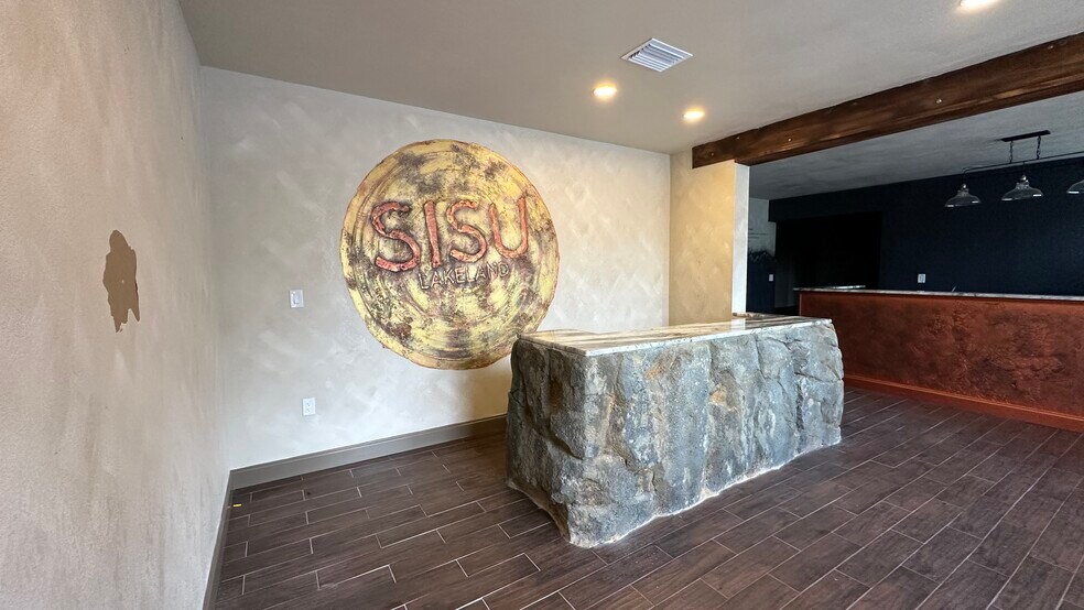 1707 E Edgewood Dr, Lakeland, FL à louer - Photo de l’immeuble – Image 2 sur 24