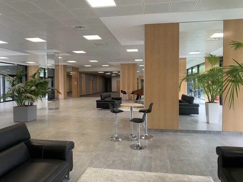 Bureau dans Jossigny à louer - Hall d’entrée – Image 3 sur 16