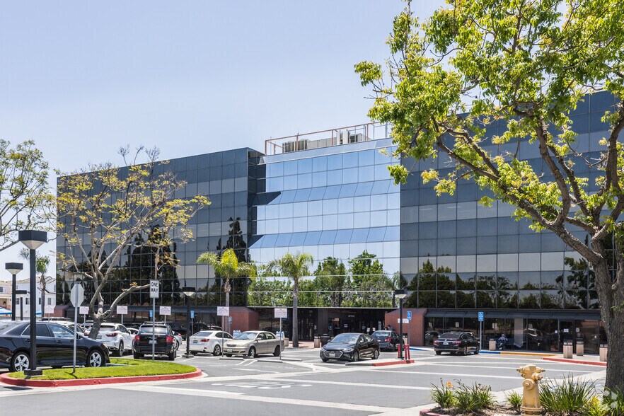 12912 Brookhurst St, Garden Grove, CA à louer - Photo de l’immeuble – Image 3 sur 4